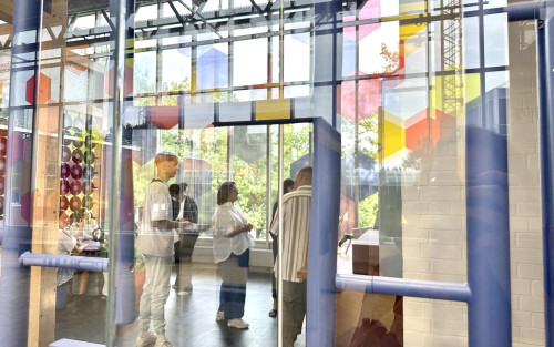 Eine Gruppe Menschen steht in einem Ausstellungsraum.